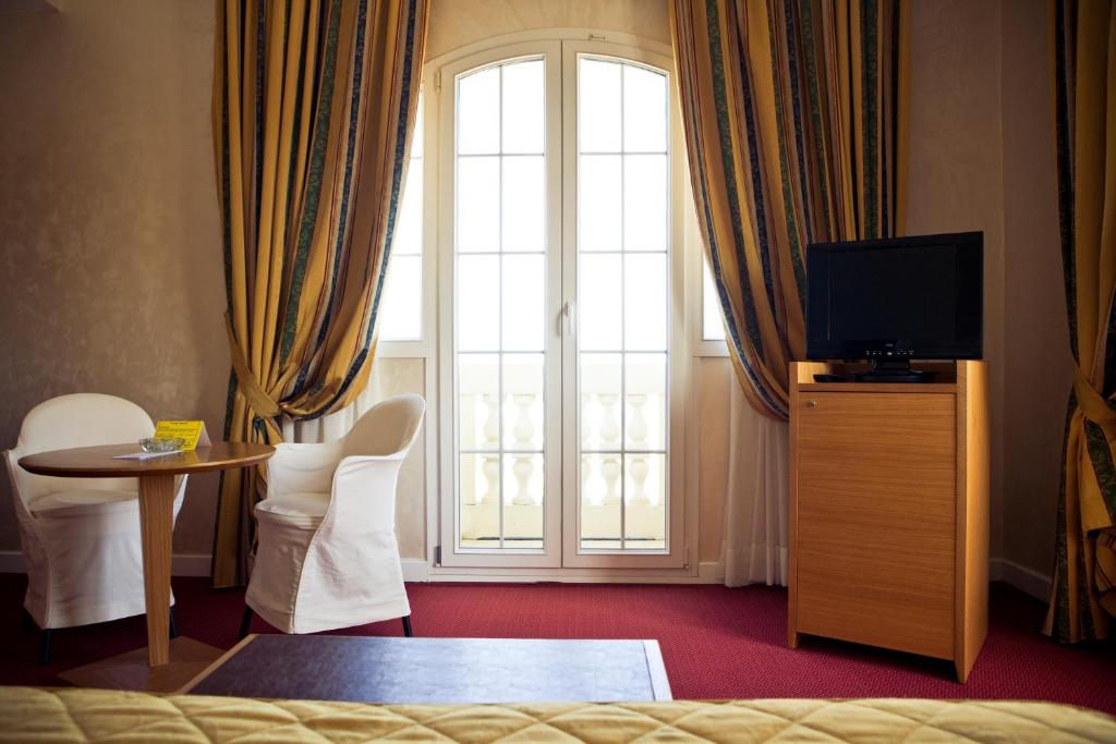 TV a/nebo společenská místnost v ubytování Grand Hotel Cesenatico