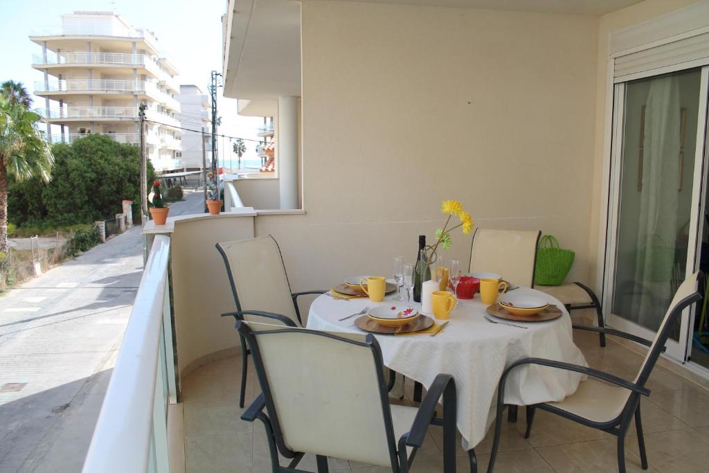 una mesa con platos de comida en el balcón en Apartamento Sirena, en Peñíscola