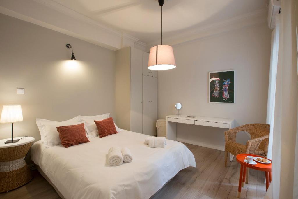 アテネにあるApollo Apartment @ Plakaのベッドルーム(白いベッド1台、デスク付)