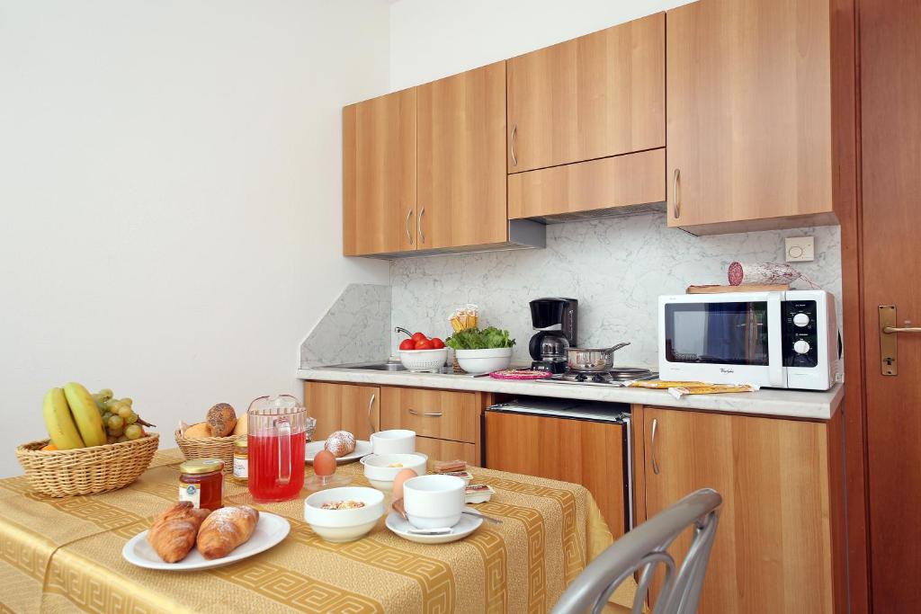 A kitchen or kitchenette at Hotel Residence La Pertica