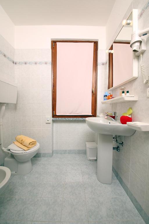 A bathroom at Hotel Residence La Pertica
