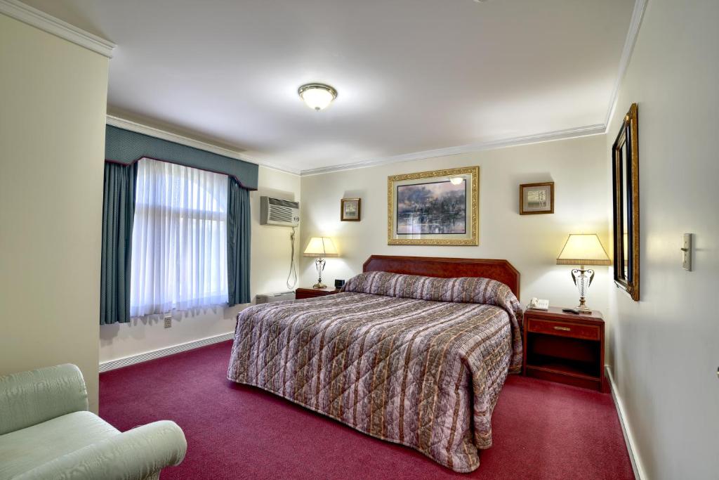 Roosevelt Inn & Suites Saratoga Springs - Executive King Suite - Kantoorhoofdgebouw