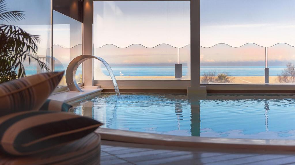 Bazén v ubytování Savoia Hotel Rimini nebo v jeho okolí