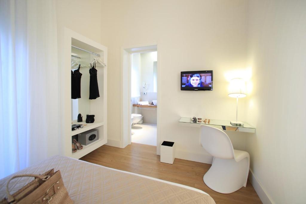 TV a/nebo společenská místnost v ubytování Al Castello Luxury B&B