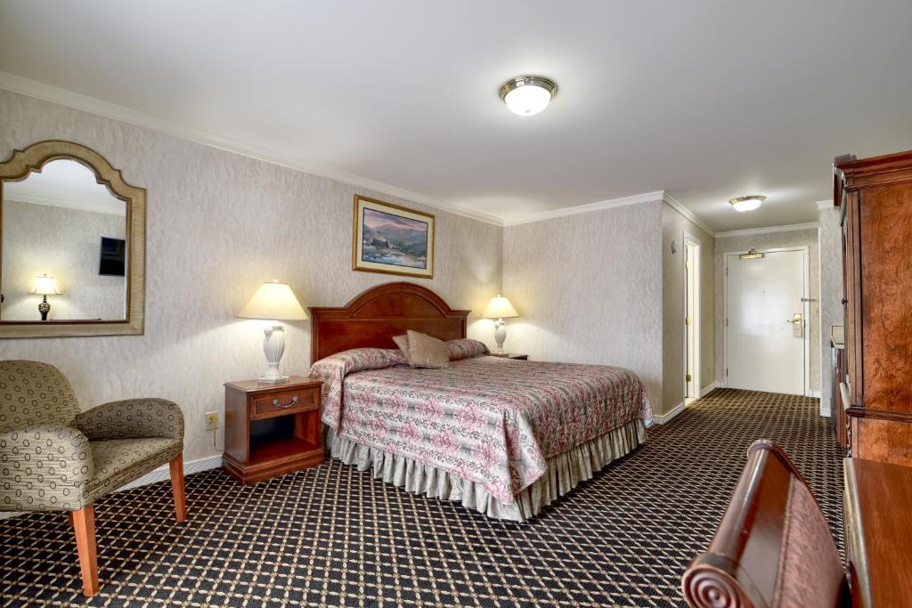 Roosevelt Inn & Suites Saratoga Springs - Habitación Deluxe Con Cama Extragrande Y Balcón