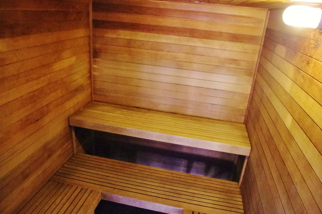 a small sauna with a bench in the middle at Glenwood Springs Cedar Lodge in Glenwood Springs