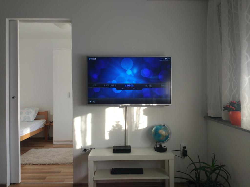 TV a/nebo společenská místnost v ubytování Meridian Apartment , 300m to Bus Terminal, Fast Wifi & Airport Transf
