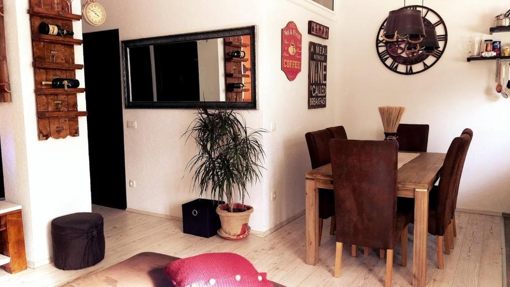 ein Esszimmer mit einem Holztisch und Stühlen in der Unterkunft Apartman Rustico in Gradac