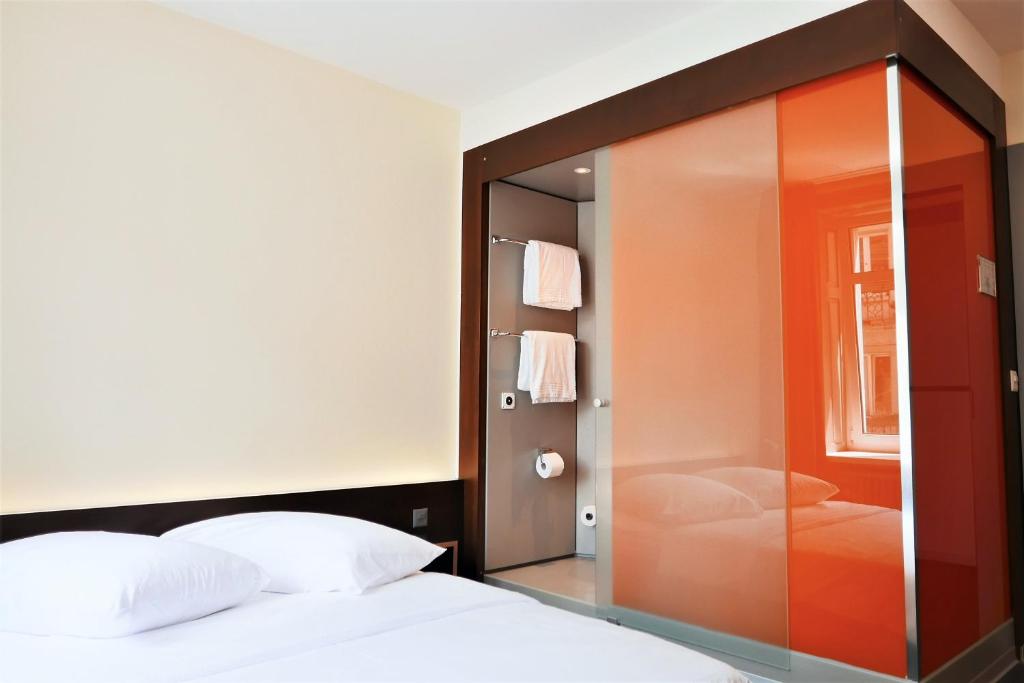 Una cama o camas en una habitación de easyHotel Zürich City Centre