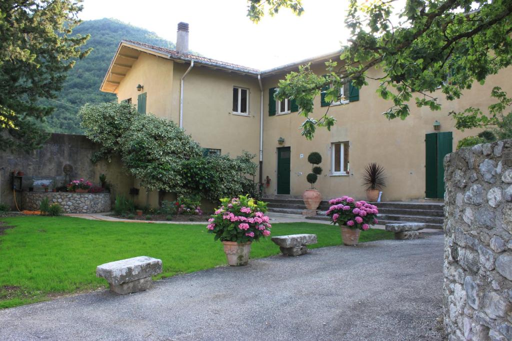 Cittaducaleにあるbed and breakfast "il Picchio Verde"の正面にベンチと花の家