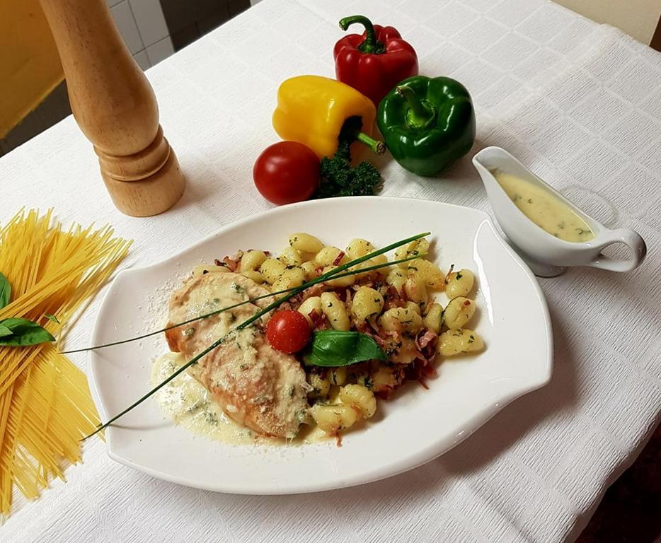 Jedlo v apartmánovom hoteli alebo blízkom okolí