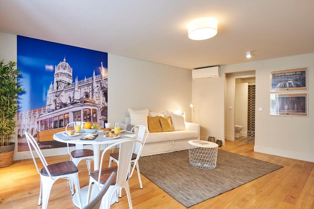 uma sala de estar com uma mesa e um sofá em Modern Apartment Bica dos Olhos em Lisboa