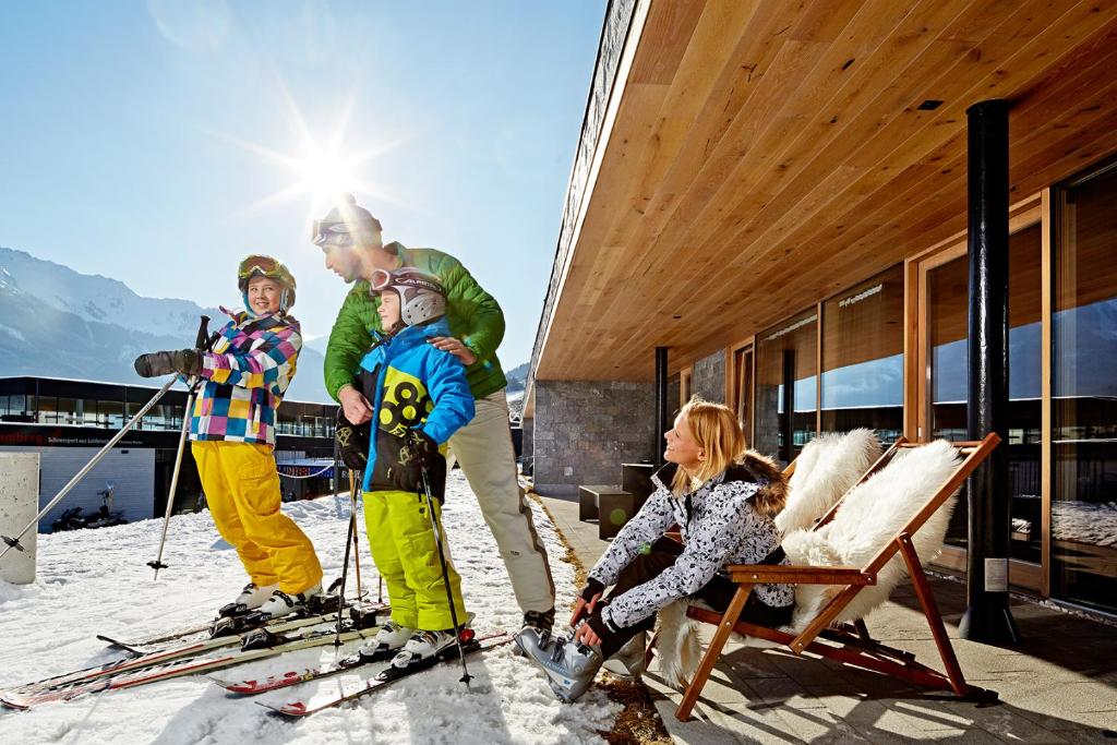 een groep mensen op ski's op een skipiste bij Smaragdresort in Bramberg am Wildkogel