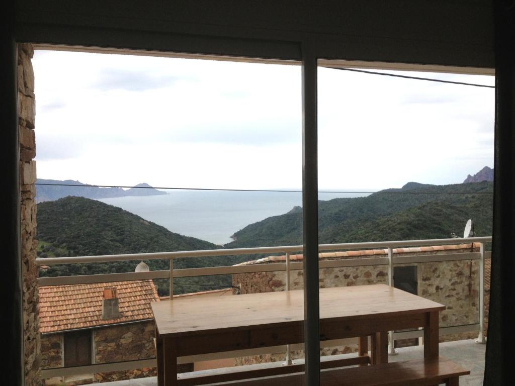 vistas al océano desde el balcón de una casa en Casa Suprana en Partinello