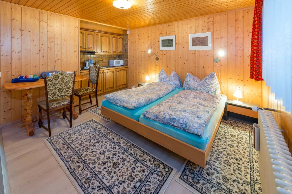 Postel nebo postele na pokoji v ubytování Chalet Sven & Marc Grächen, Niedergrächen Vallis