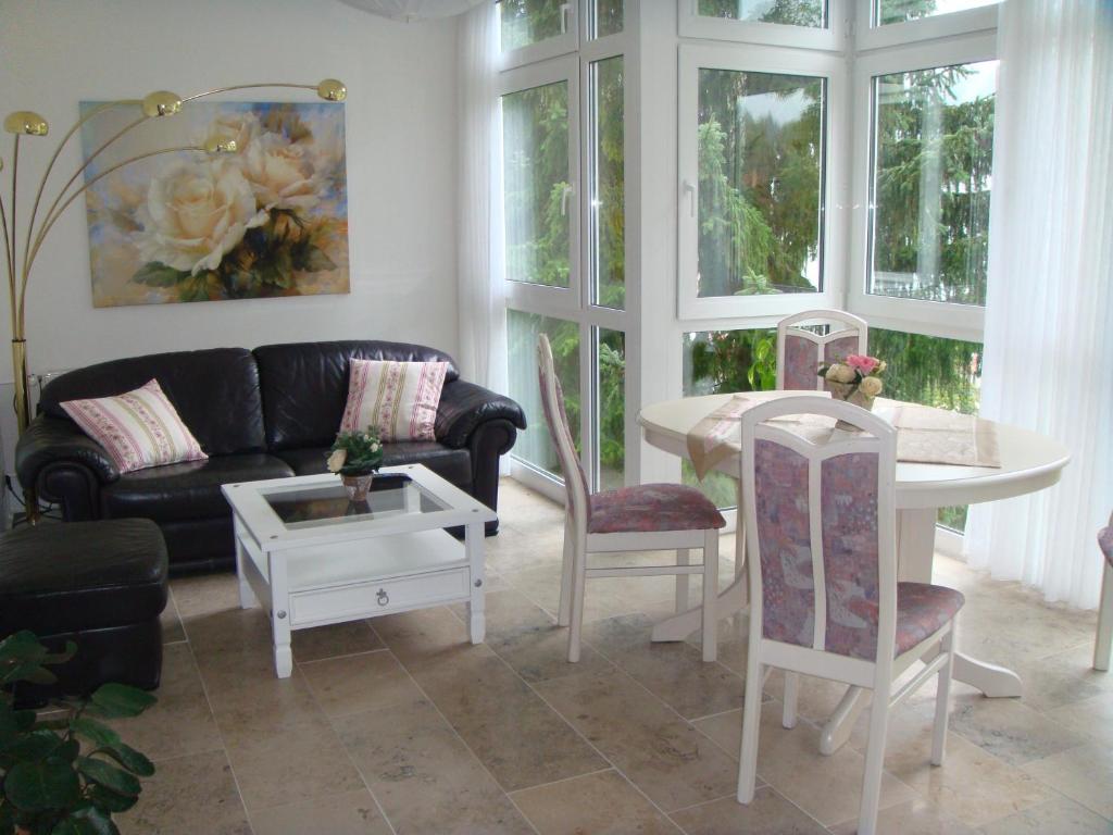 Photo de la galerie de l'établissement Ferienwohnungen Rosengarten, à Bad Elster