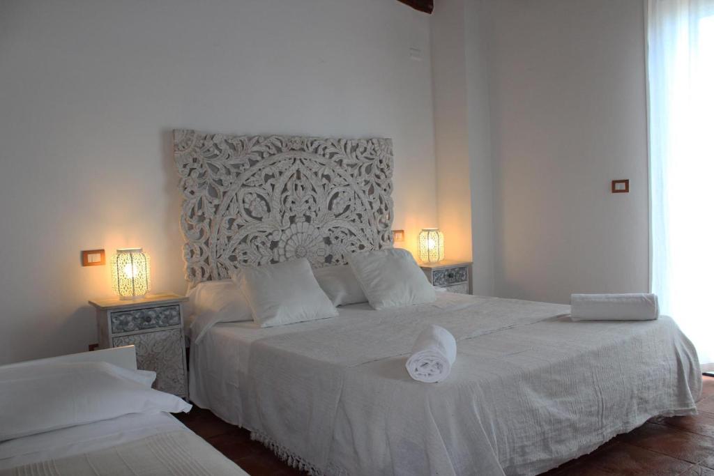 sypialnia z dużym białym łóżkiem z 2 lampami w obiekcie BOUTIQUE DE CHARME Self check-in - Accesso autonomo w mieście Alghero