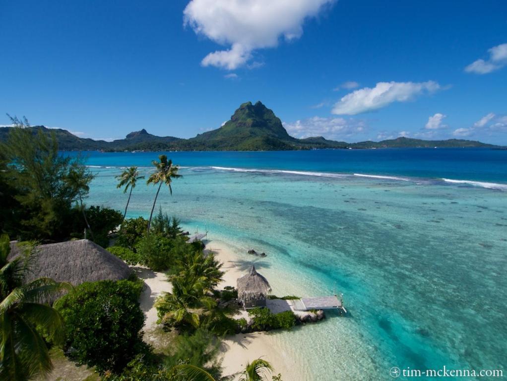 une île avec un complexe dans l'océan dans l'établissement Fare Ahuna, à Bora Bora