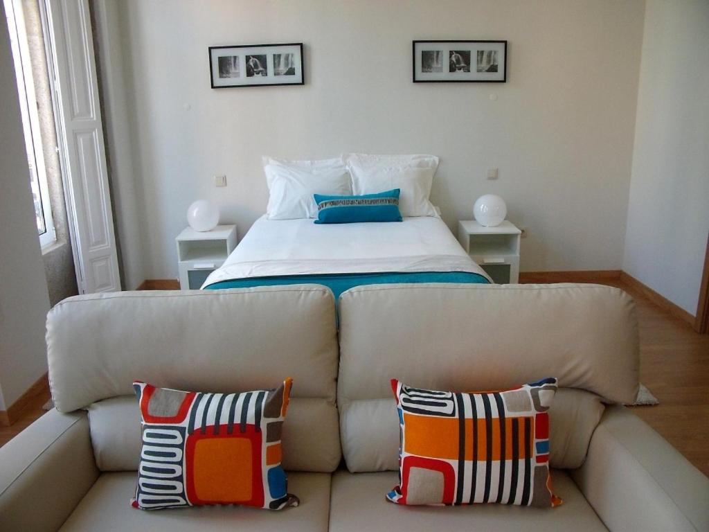 un salon avec un canapé et un lit dans l'établissement 12 Short Term, à Porto