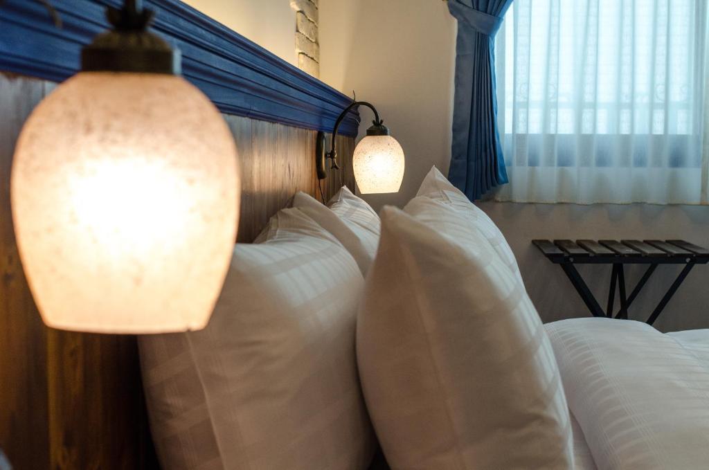 Postel nebo postele na pokoji v ubytování Summer Bay Inn