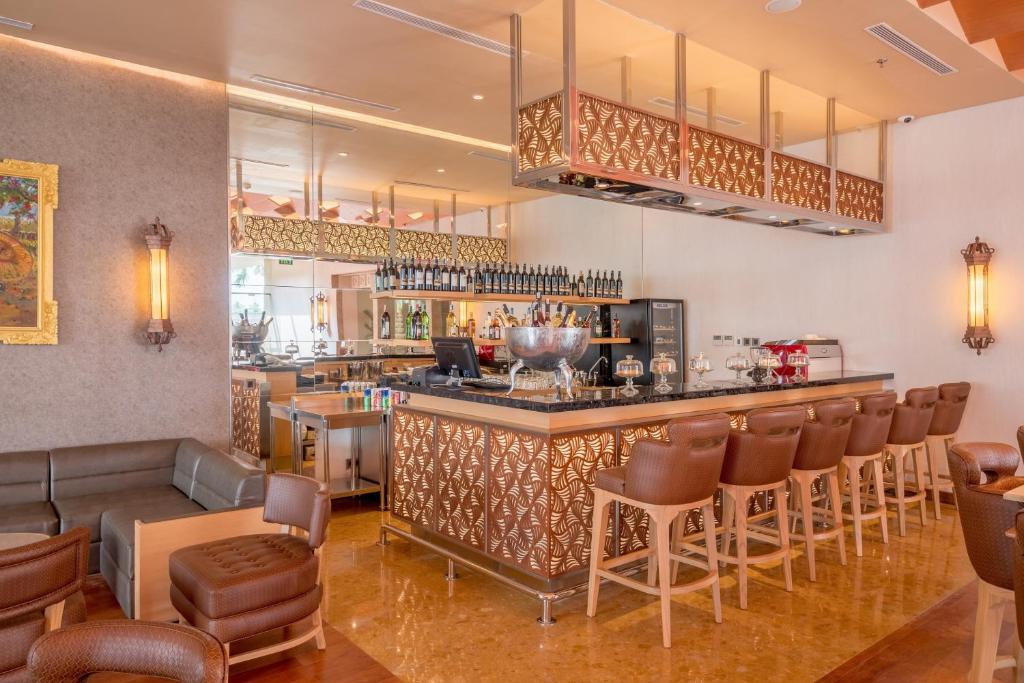 Lounge nebo bar v ubytování SereS Springs Resort & Spa, Singakerta