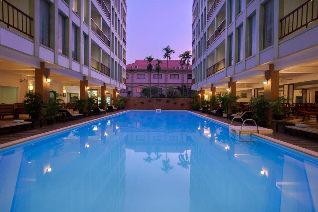 una gran piscina en medio de un edificio en Smiling Hotel en Siem Reap