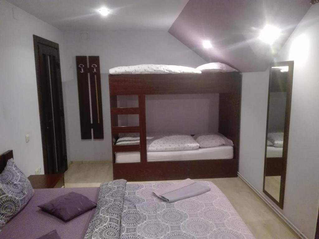 Tempat tidur susun dalam kamar di Casa De Vacanta Silvia Varmaga