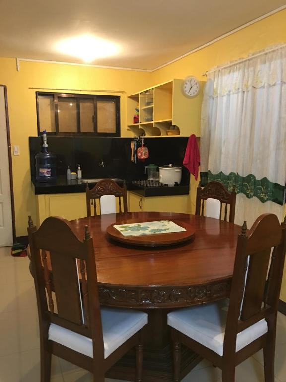 Kuchyň nebo kuchyňský kout v ubytování Pines Mansion