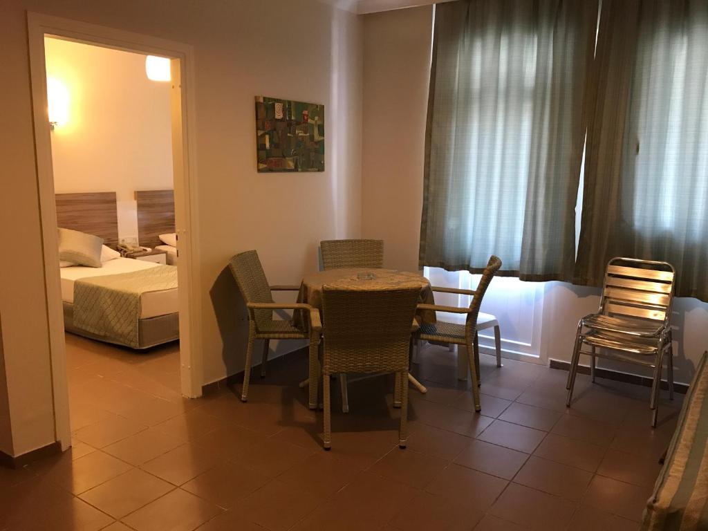 Postel nebo postele na pokoji v ubytování Narcis Apart Hotel