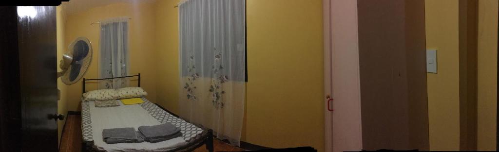 Postel nebo postele na pokoji v ubytování Pines Mansion