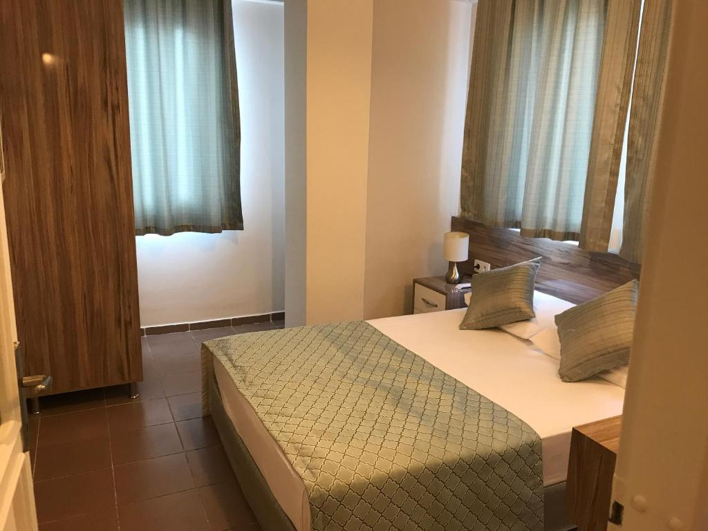 Postel nebo postele na pokoji v ubytování Narcis Apart Hotel