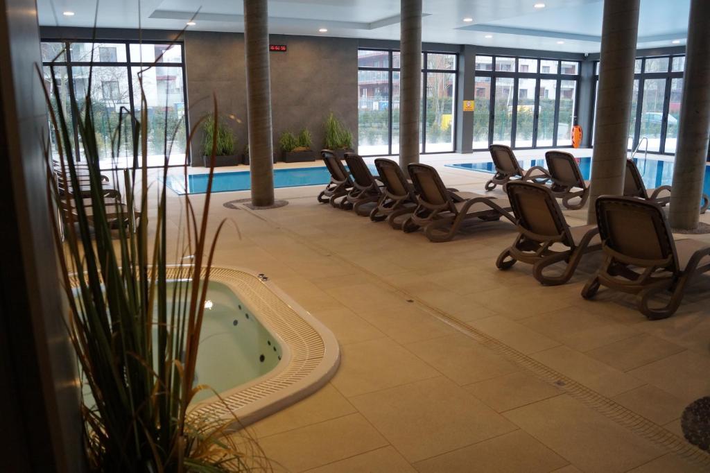 Bazén v ubytovaní Apartament Piaskowy Polanki Park alebo v jeho blízkosti