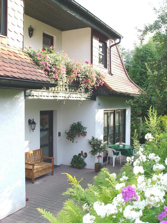 a house with flowers on the side of it at Ferienwohnungen Elsterblick Bad Elster in Bad Elster