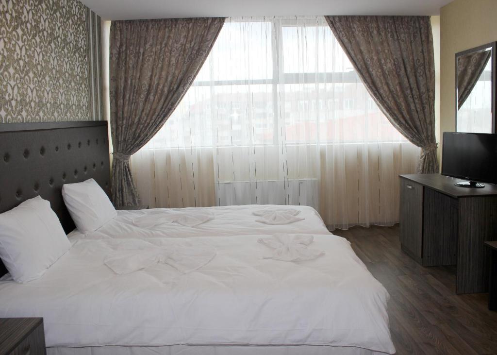 Postel nebo postele na pokoji v ubytování Family Hotel Silistra