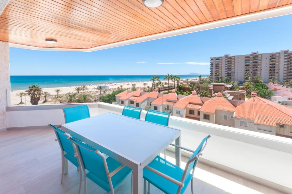 a table and chairs on a balcony with a view of the beach at Ag Bahamas Premium in Gandía