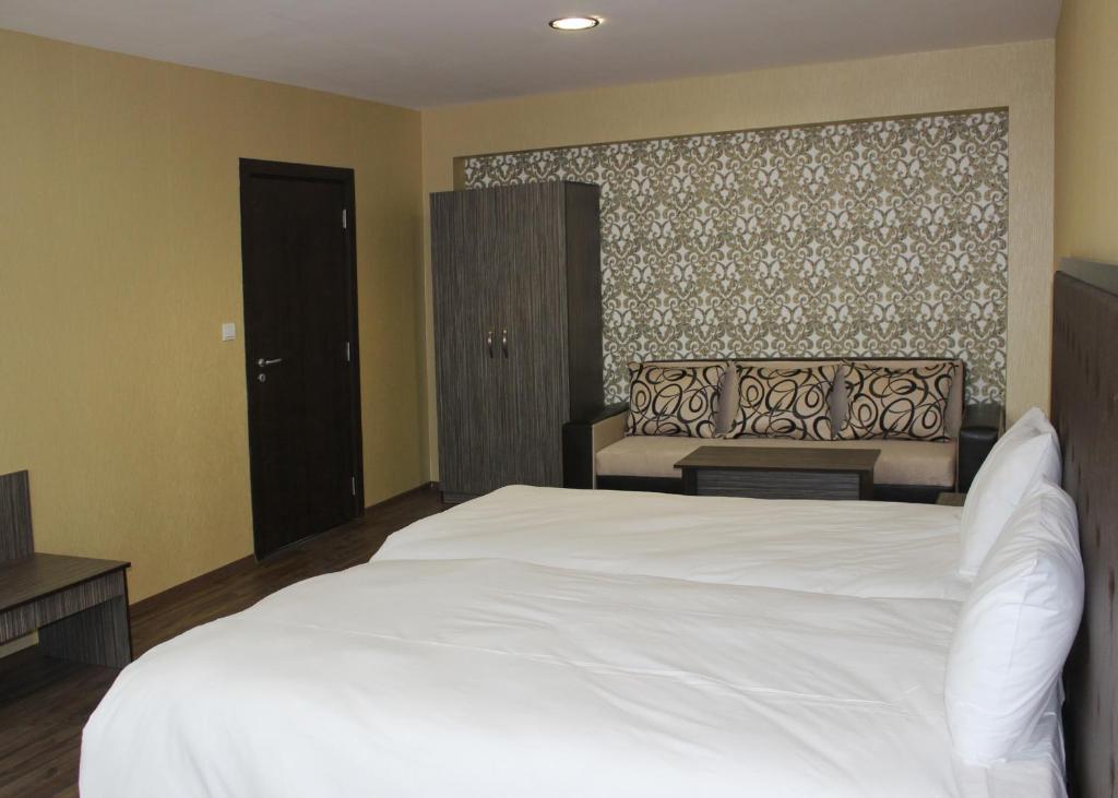 Postel nebo postele na pokoji v ubytování Family Hotel Silistra