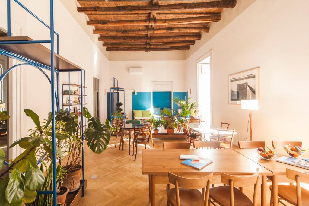 a living room with tables and chairs and plants at SuperOtium in Naples