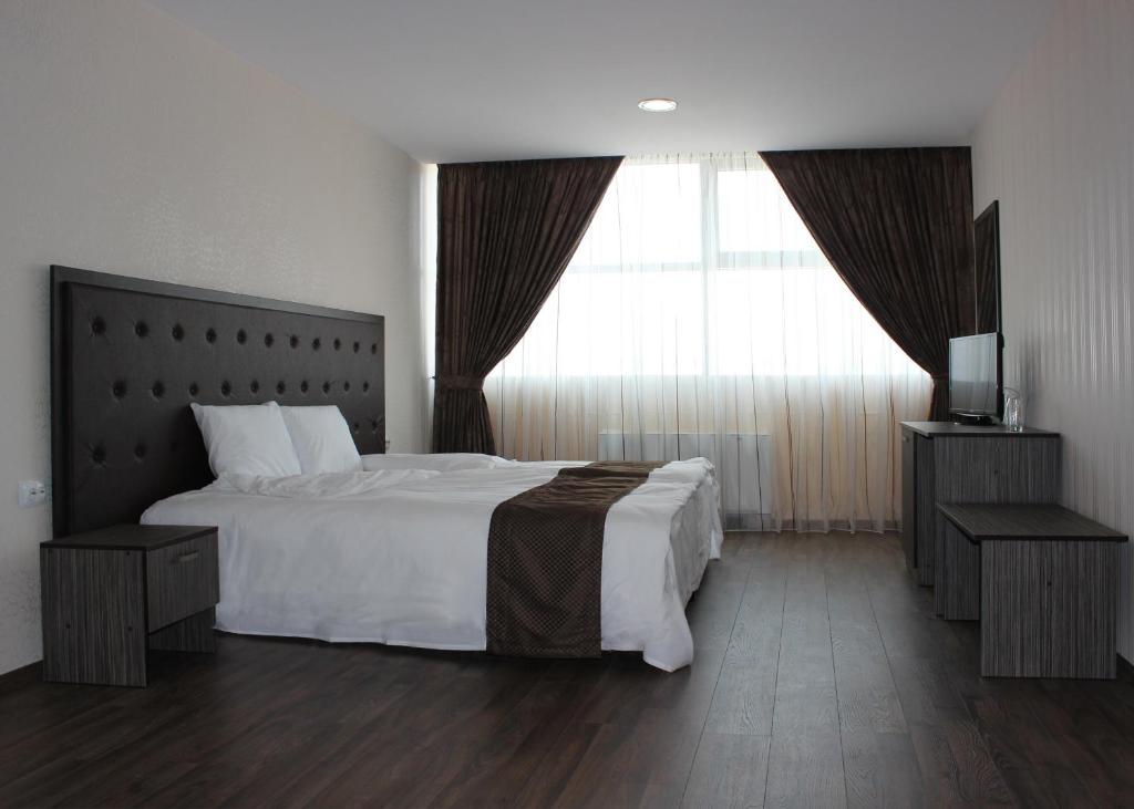 Tempat tidur dalam kamar di Family Hotel Silistra