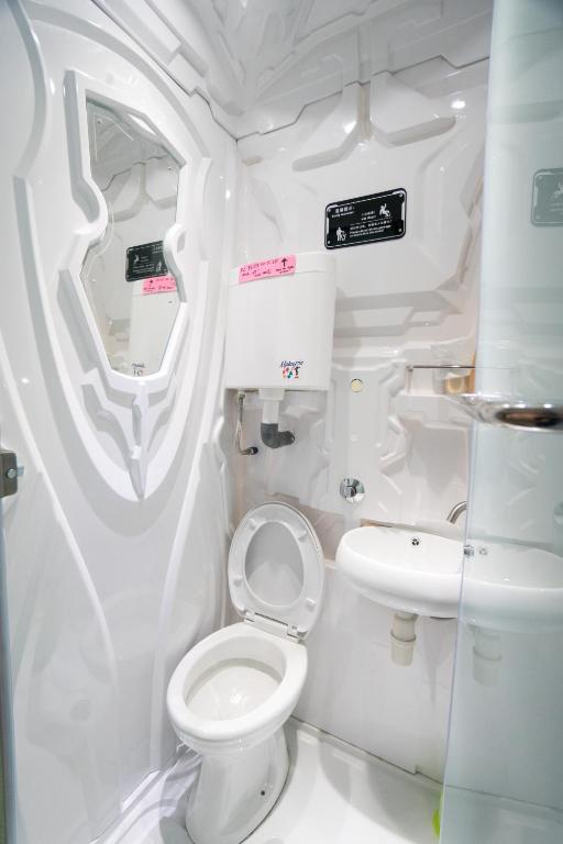 Koupelna v ubytování Seaview Capsule Hotel