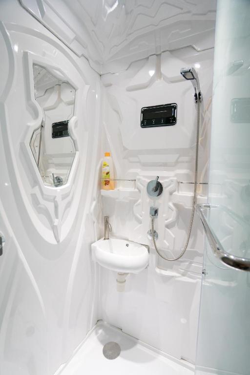 Koupelna v ubytování Seaview Capsule Hotel