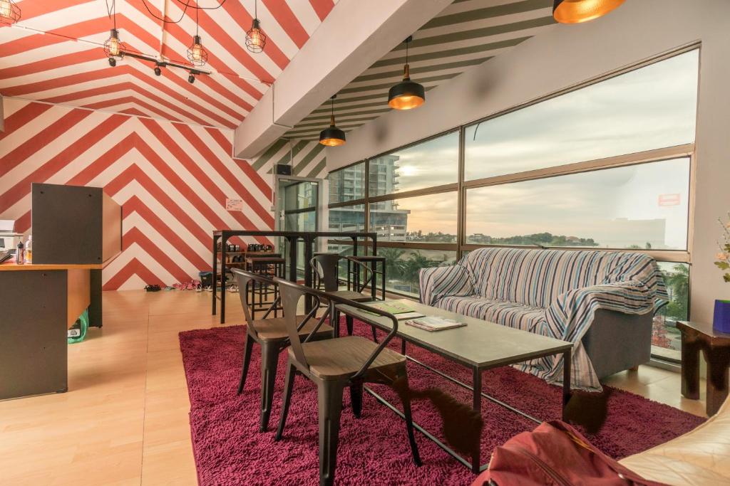 Posezení v ubytování Seaview Capsule Hotel