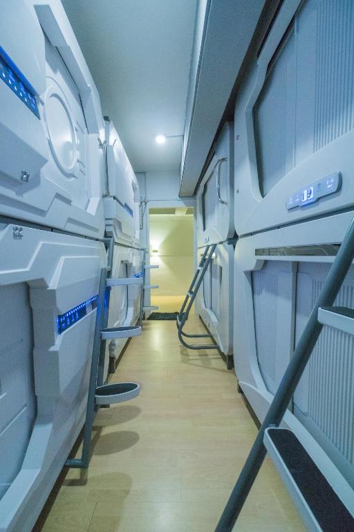 Palanda nebo palandy na pokoji v ubytování Seaview Capsule Hotel