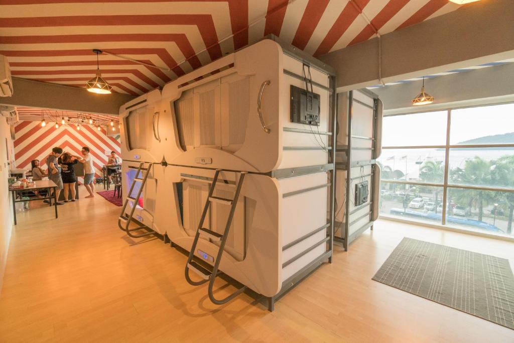 Kuchyň nebo kuchyňský kout v ubytování Seaview Capsule Hotel