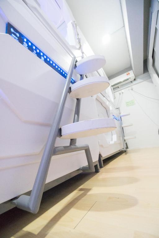Postel nebo postele na pokoji v ubytování Seaview Capsule Hotel