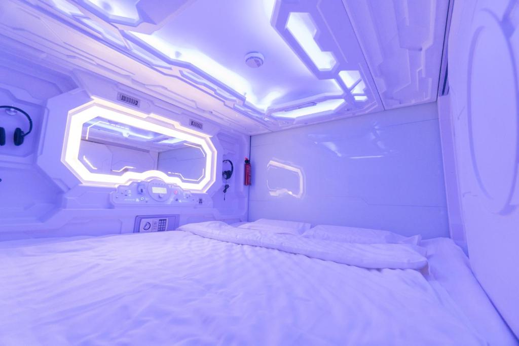 Postel nebo postele na pokoji v ubytování Seaview Capsule Hotel