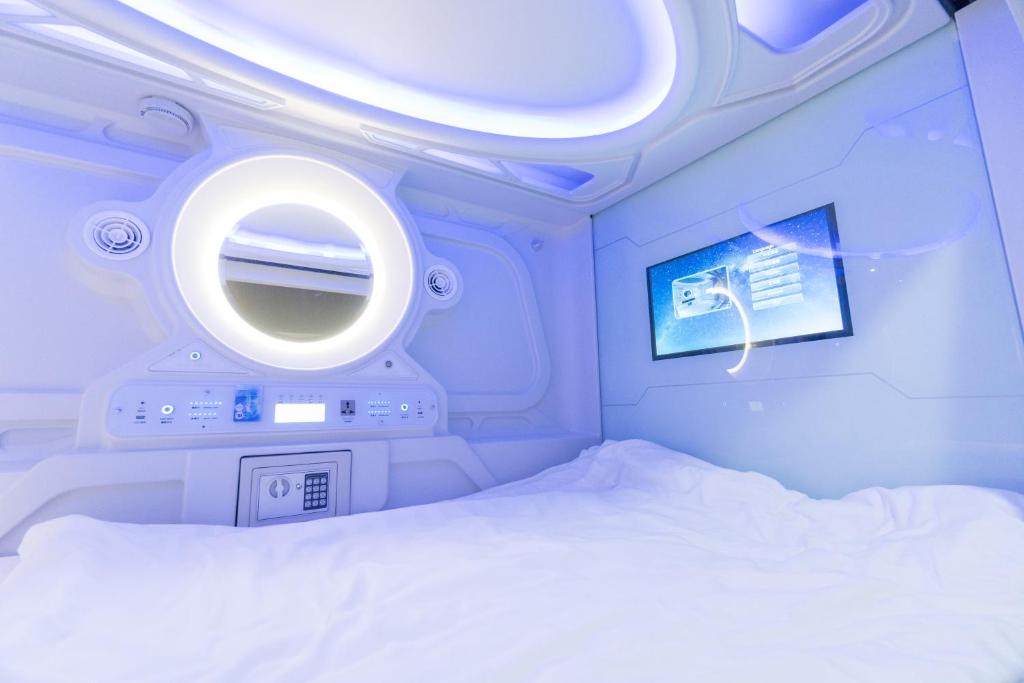 Postel nebo postele na pokoji v ubytování Seaview Capsule Hotel