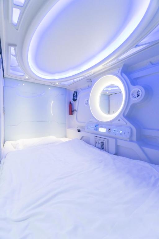 Postel nebo postele na pokoji v ubytování Seaview Capsule Hotel