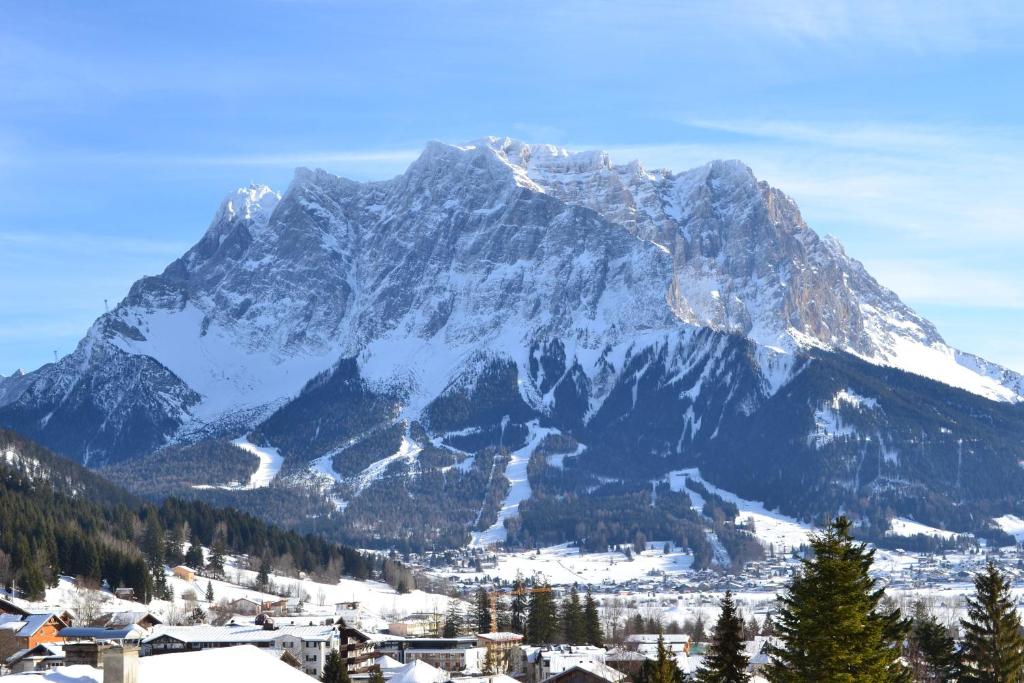 A general mountain view or a mountain view taken from az apartmanhoteleket