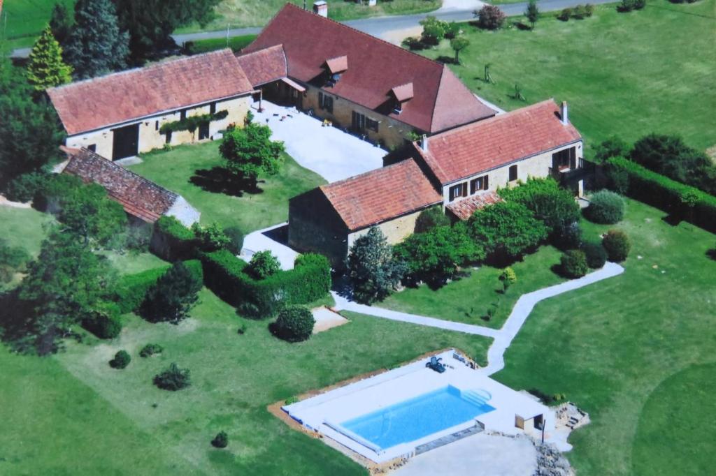 una vista aérea de una casa con piscina en Domaine de Manilau, en Le Buisson de Cadouin