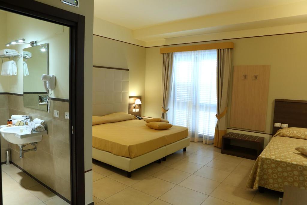 Hotel Milazzo - Chambre Quadruple Standard Avec Balcon